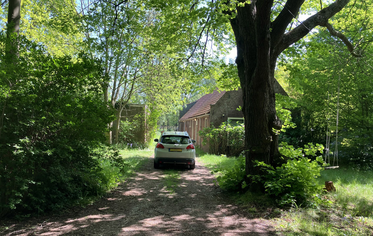 De oprit naar Crematorium Uitvaart van uw Leven - Sterkenburg
